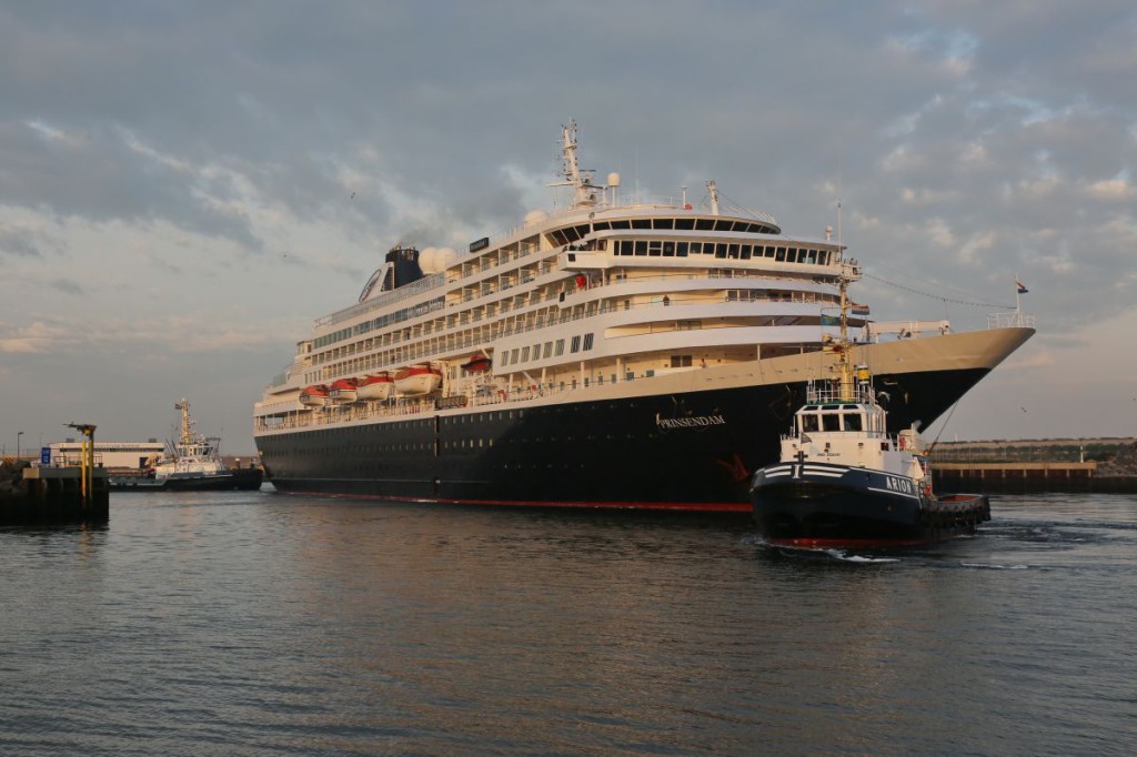 Aankomst MS Prinsendam in IJmuiden