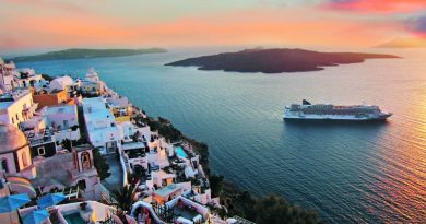 Norwegian Jade bij het eiland Santorini
